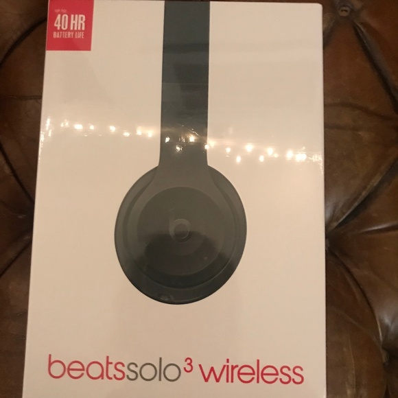 BNIB BeatsSolo3 Wireless Headphones Matte Black - Picture 1 of 3